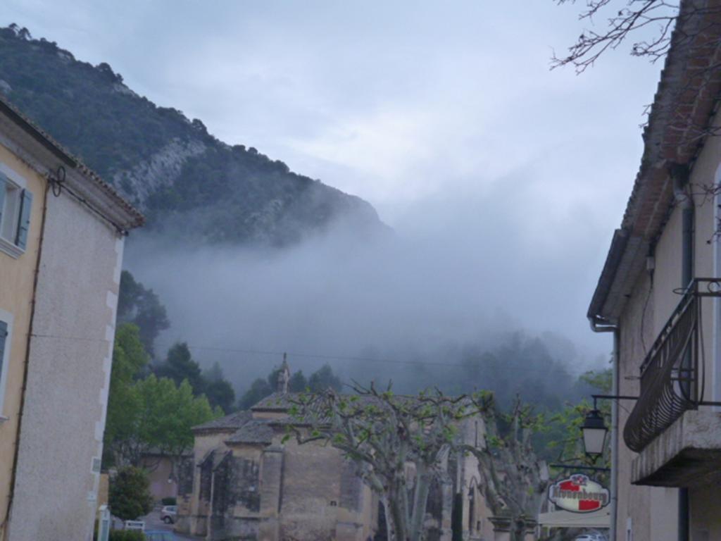 Gite Fa Mille Maison Bleu Robion en Luberon Exteriör bild