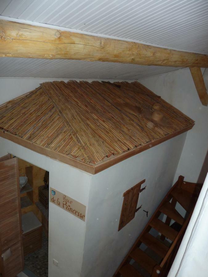 Gite Fa Mille Maison Bleu Robion en Luberon Exteriör bild