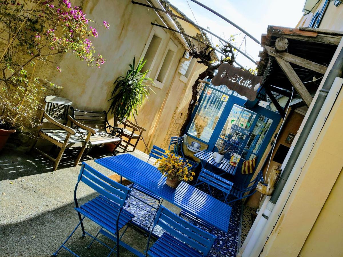 Gite Fa Mille Maison Bleu Robion en Luberon Exteriör bild